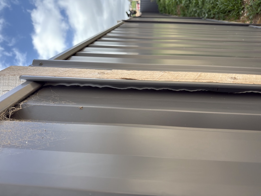 Sharp edges to boundary fencing recorded as a safety hazard on a pre-handover inspection in Nar Nar Goon, 5 km from Pakenham East